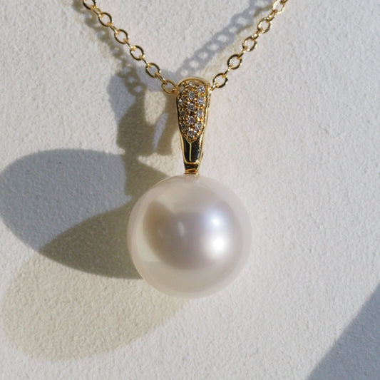Large South Sea pearl pendant close-up — pink blue overtones 18K yellow gold | Tayam Jewellery Sydney