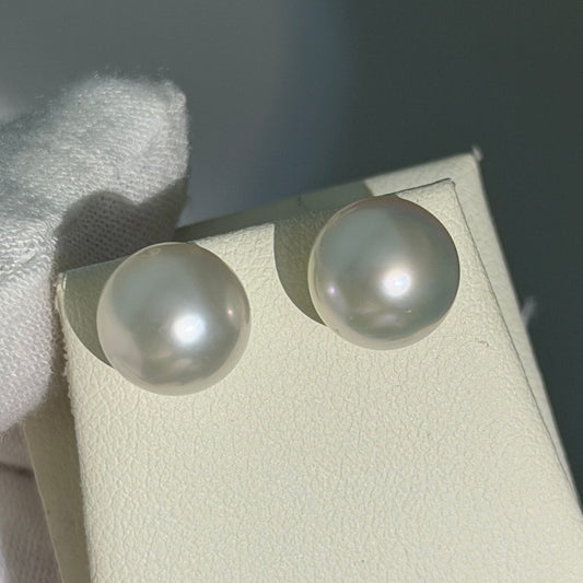 Australian South Sea pearl surface grade detail — natural inclusion shown, face clean genuine pearl Sydney