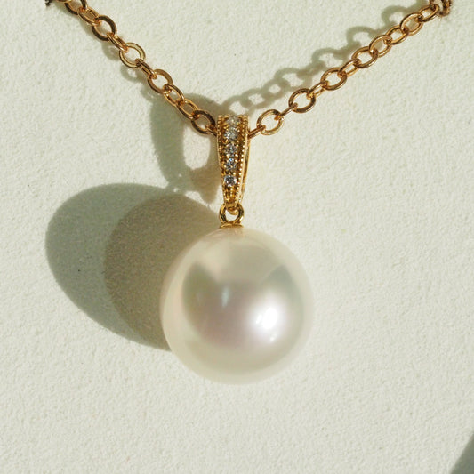 South Sea pearl pendant close-up โ pink blue green overtones AAA lustre 18K yellow gold | Tayam Jewellery Sydney