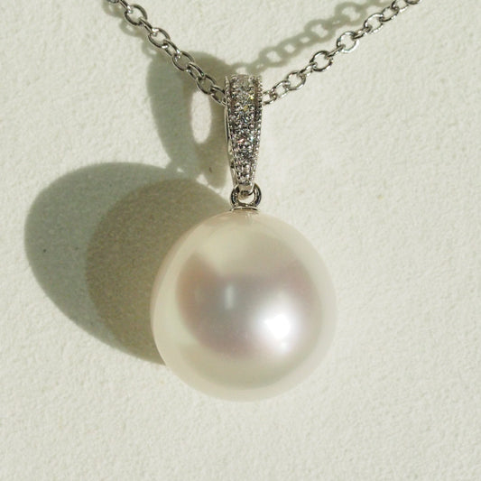 South Sea pearl pendant close-up โ pink blue overtones AAA lustre 18K white gold | Tayam Jewellery Sydney