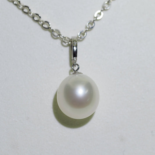 South Sea pearl pendant close-up — oval pearl AAA lustre platinum | Tayam Jewellery Sydney