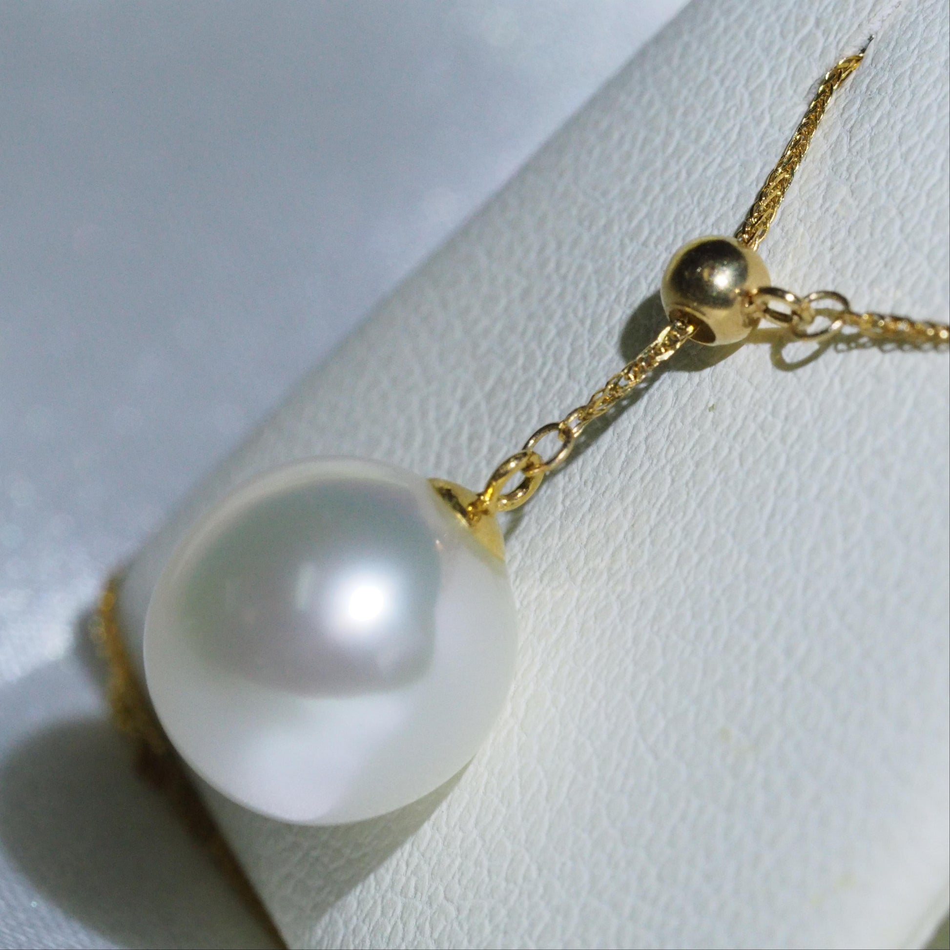 9.5-10mm South Sea pearl pendant close-up — AAA lustre 18K yellow gold | Tayam Sydney CBD