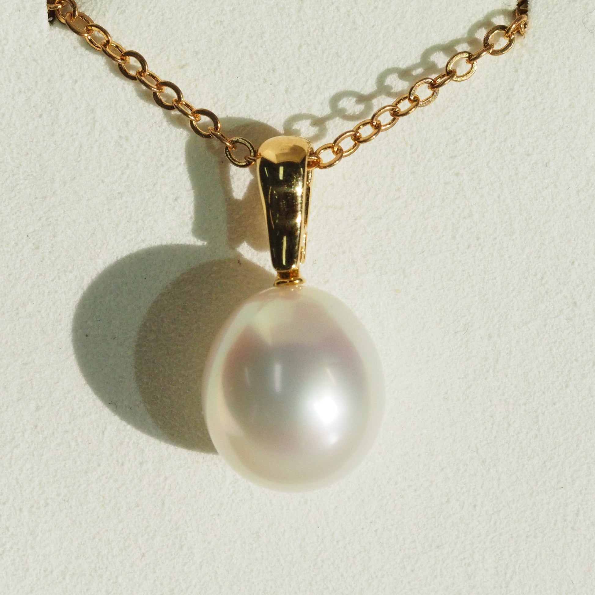 South Sea pearl pendant close-up — oval pearl pink blue overtones 18K yellow gold | Tayam Jewellery Sydney
