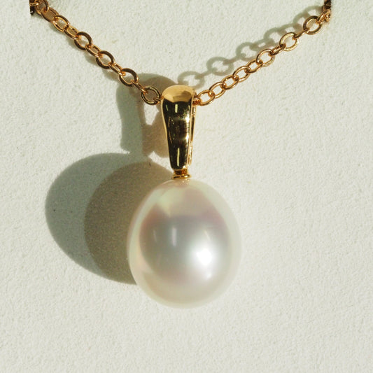 South Sea pearl pendant close-up — oval pearl pink blue overtones 18K yellow gold | Tayam Jewellery Sydney