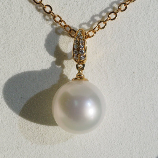 South Sea pearl pendant close-up — pink overtones AAA lustre 18K yellow gold | Tayam Jewellery Sydney