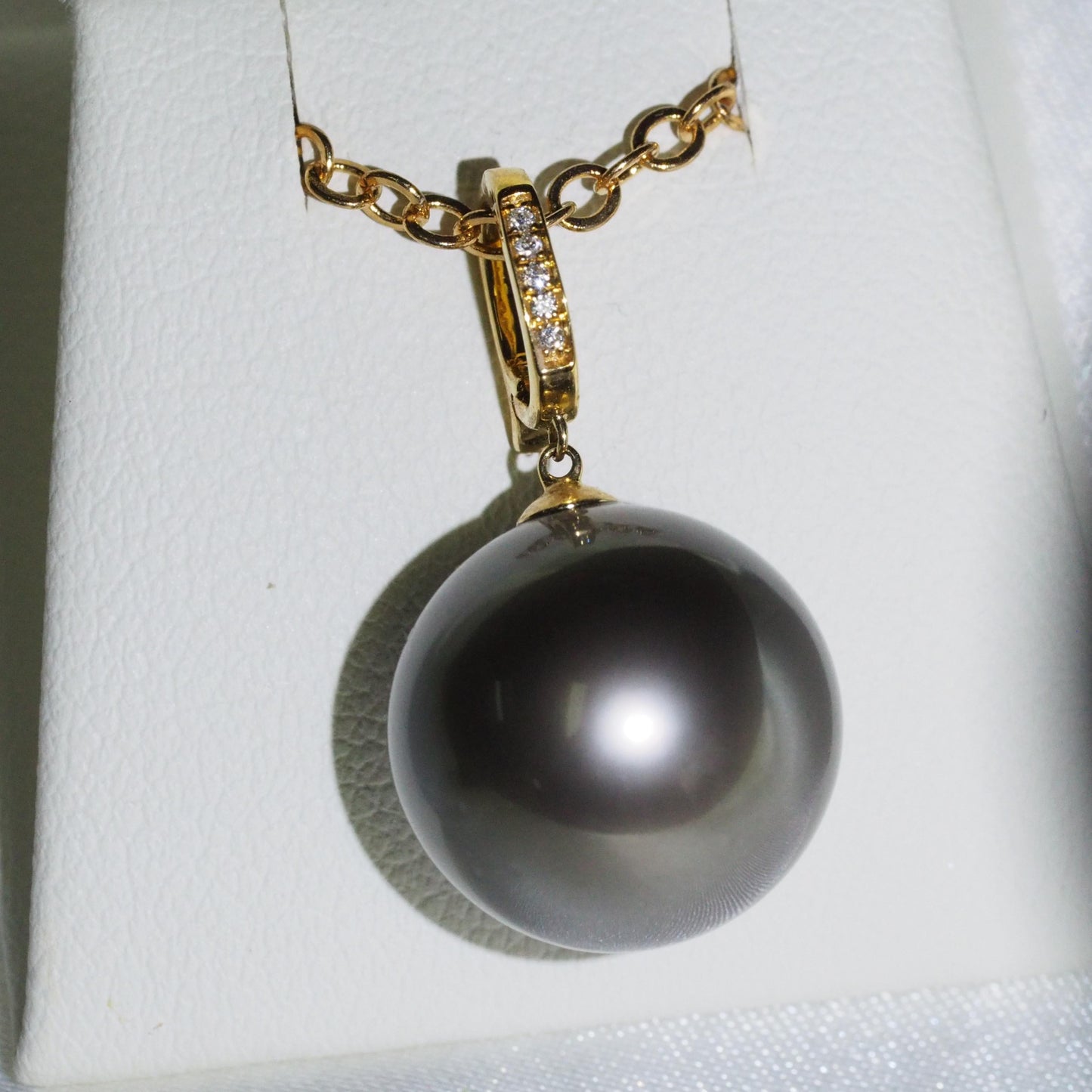 Tahitian black pearl pendant with diamond bail — 18K yellow gold 13-13.5mm round | Tayam Sydney CBD